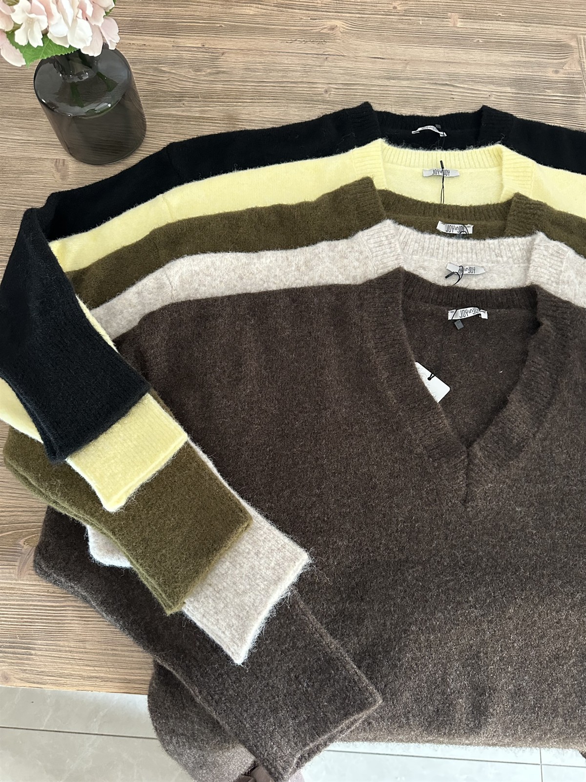 Dekoratif V Yaka Yumoş Kazak - Ekru