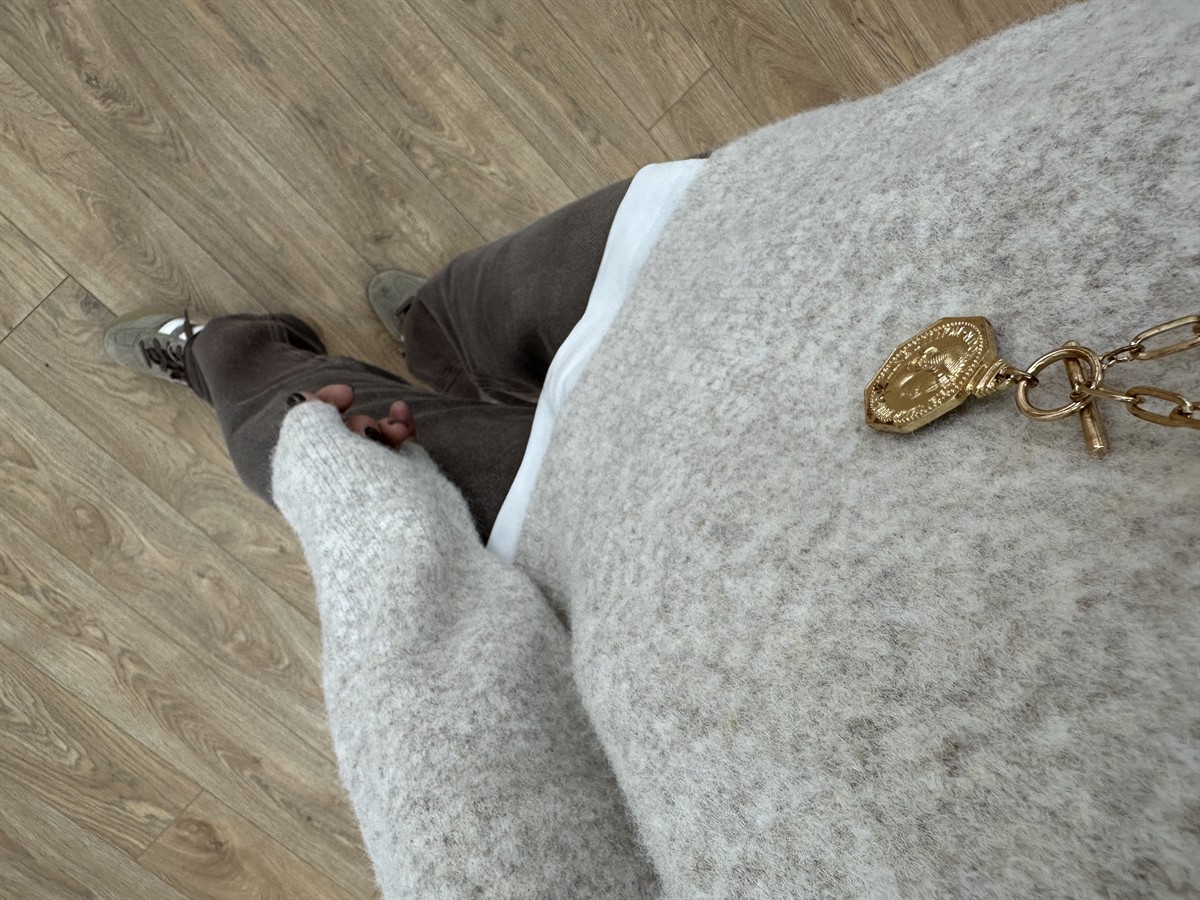 Dekoratif V Yaka Yumoş Kazak - Ekru