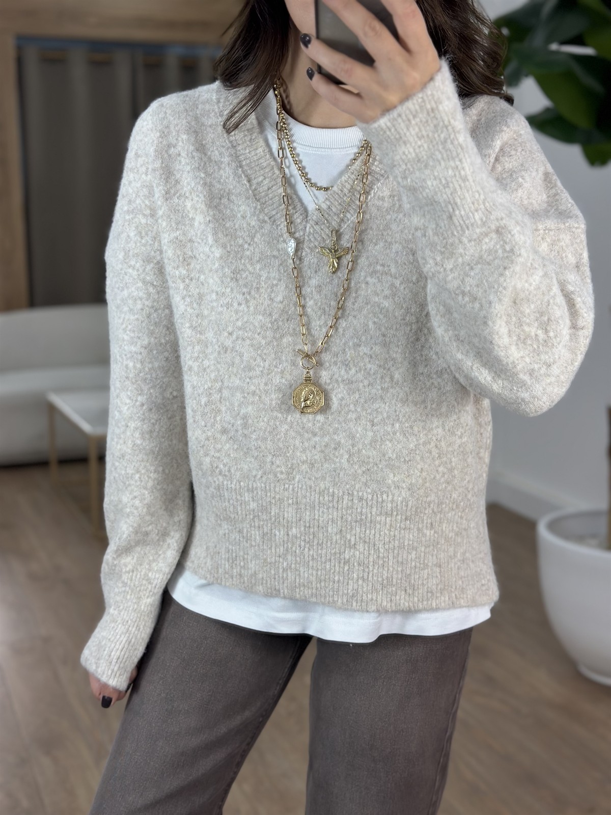 Dekoratif V Yaka Yumoş Kazak - Ekru