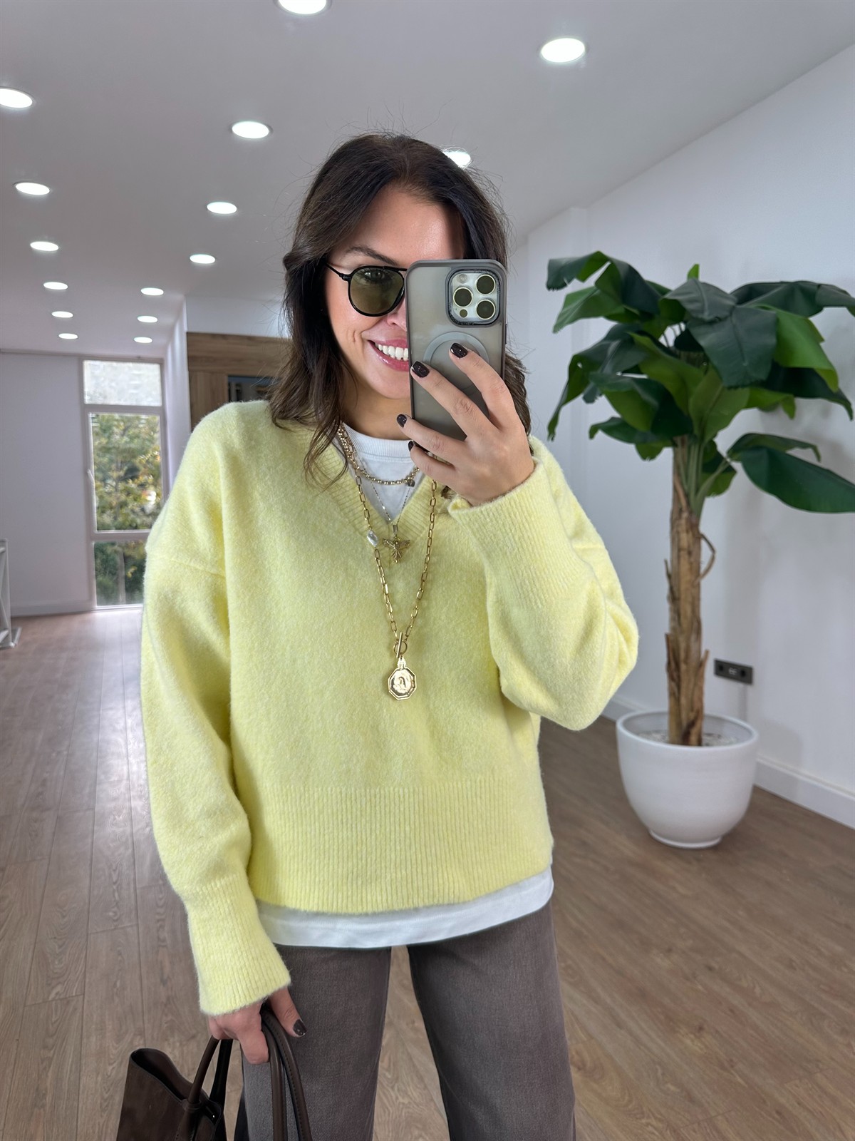 Dekoratif V Yaka Yumoş Kazak - Sarı