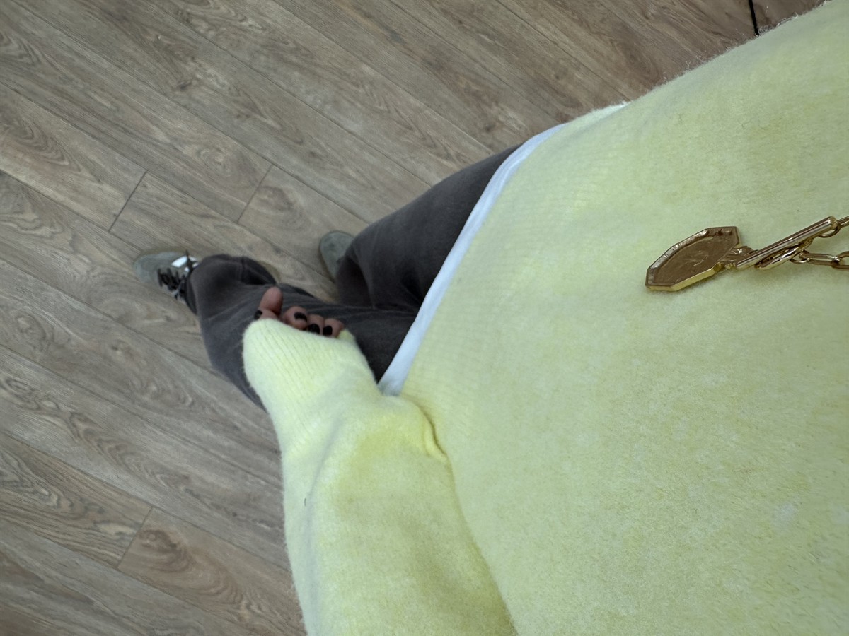 Dekoratif V Yaka Yumoş Kazak - Sarı