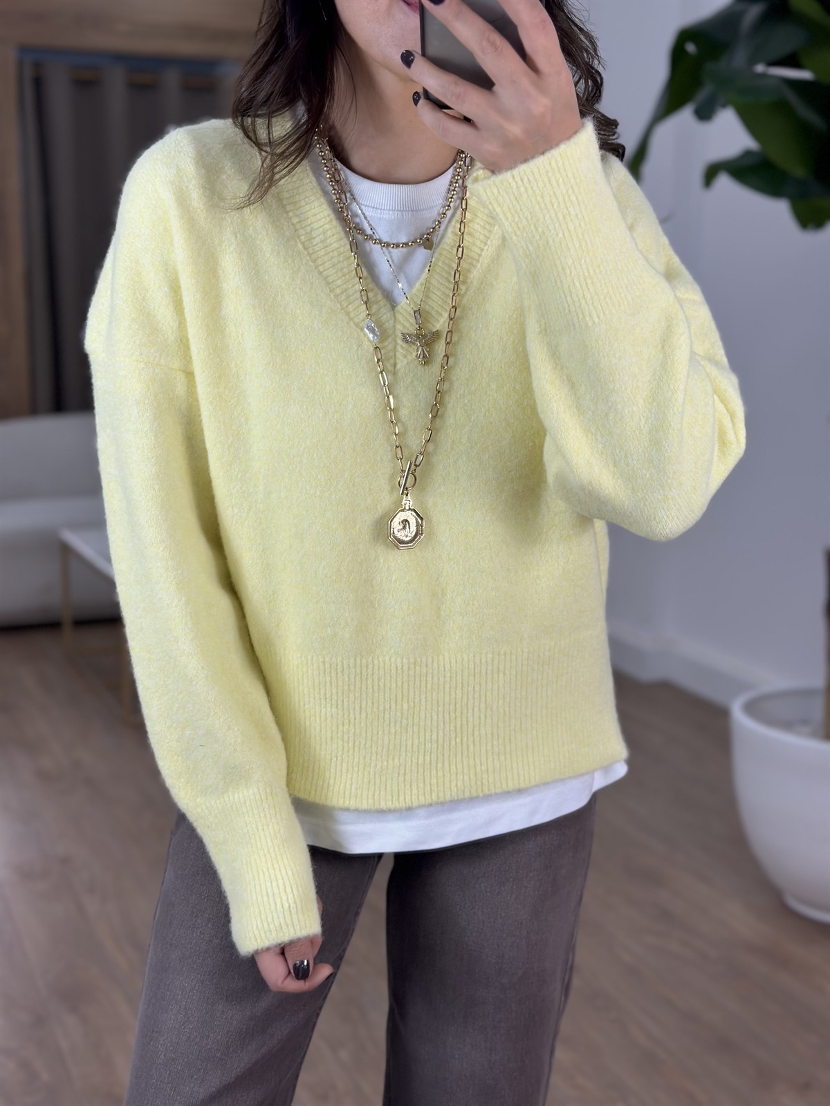 Dekoratif V Yaka Yumoş Kazak - Sarı