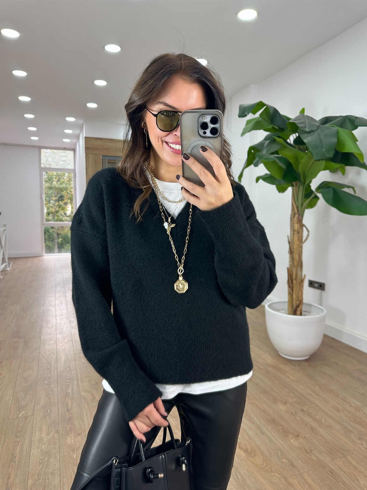 Dekoratif V Yaka Yumoş Kazak - Siyah