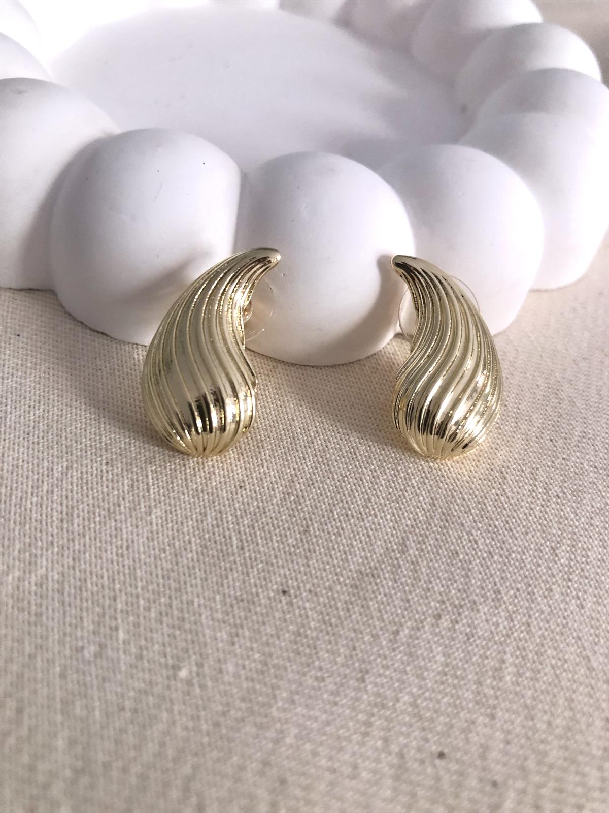 Deniz Kabuğu Desenli Damla Gold Küpe