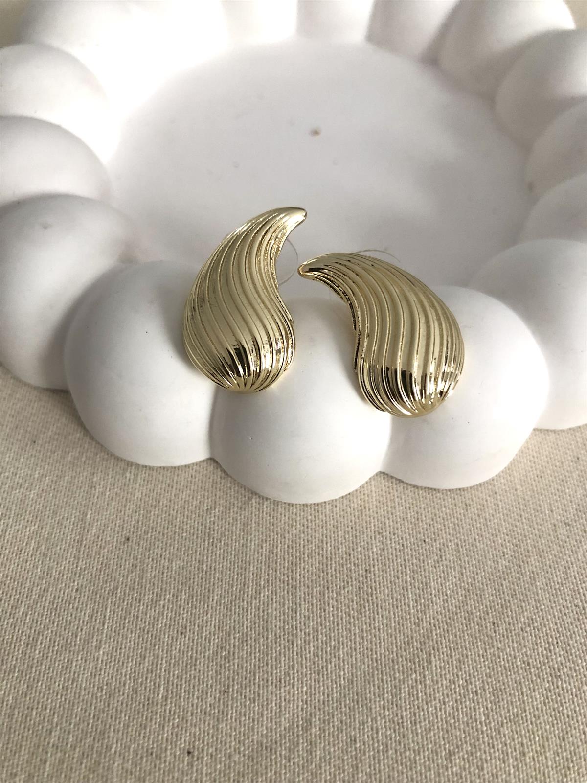 Deniz Kabuğu Desenli Damla Gold Küpe