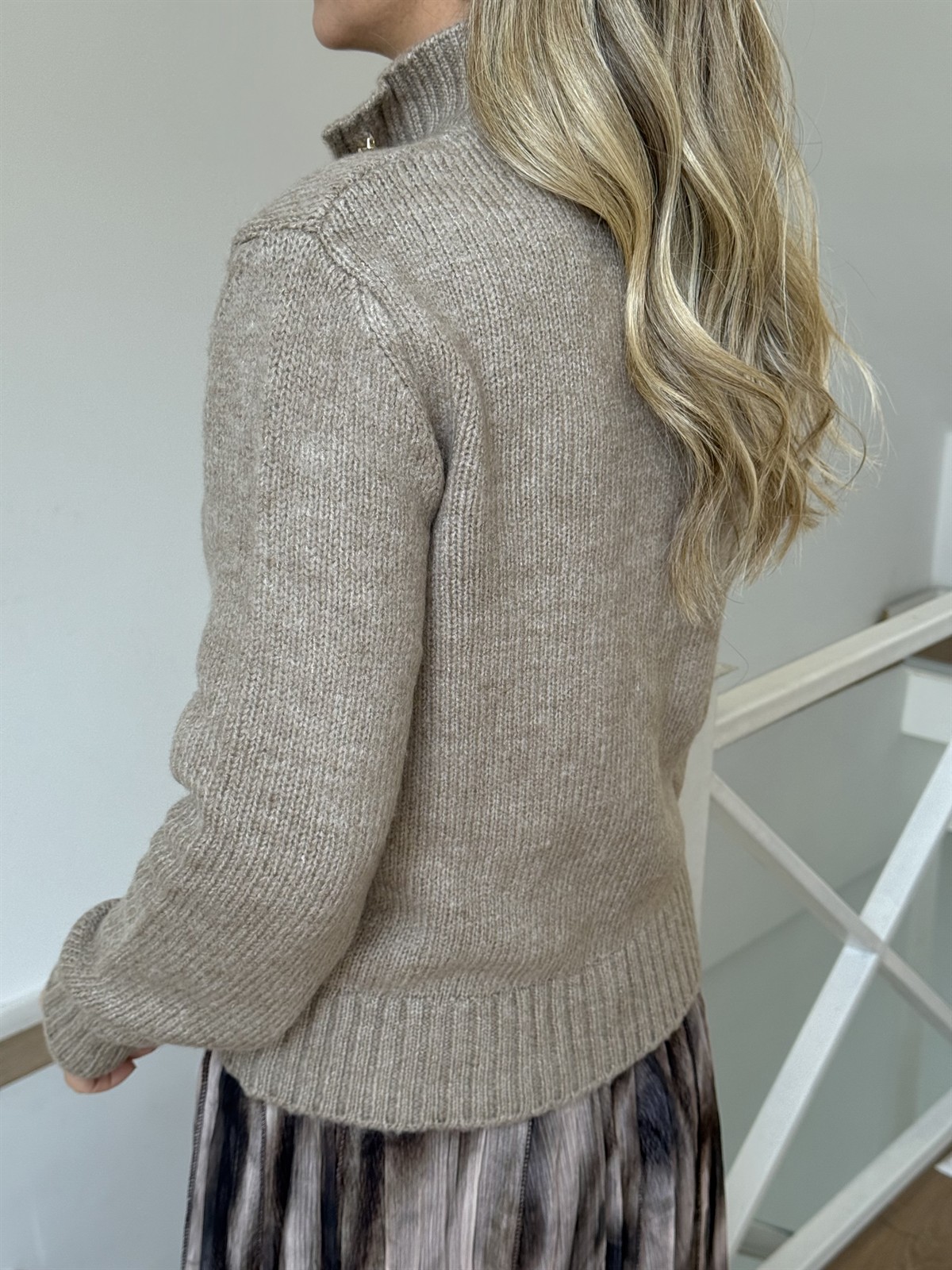 Dik Yaka Gold Düğmeli Triko Hırka - Vizon