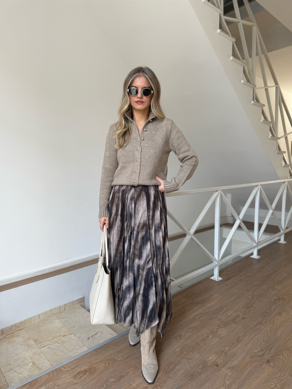 Dik Yaka Gold Düğmeli Triko Hırka - Vizon