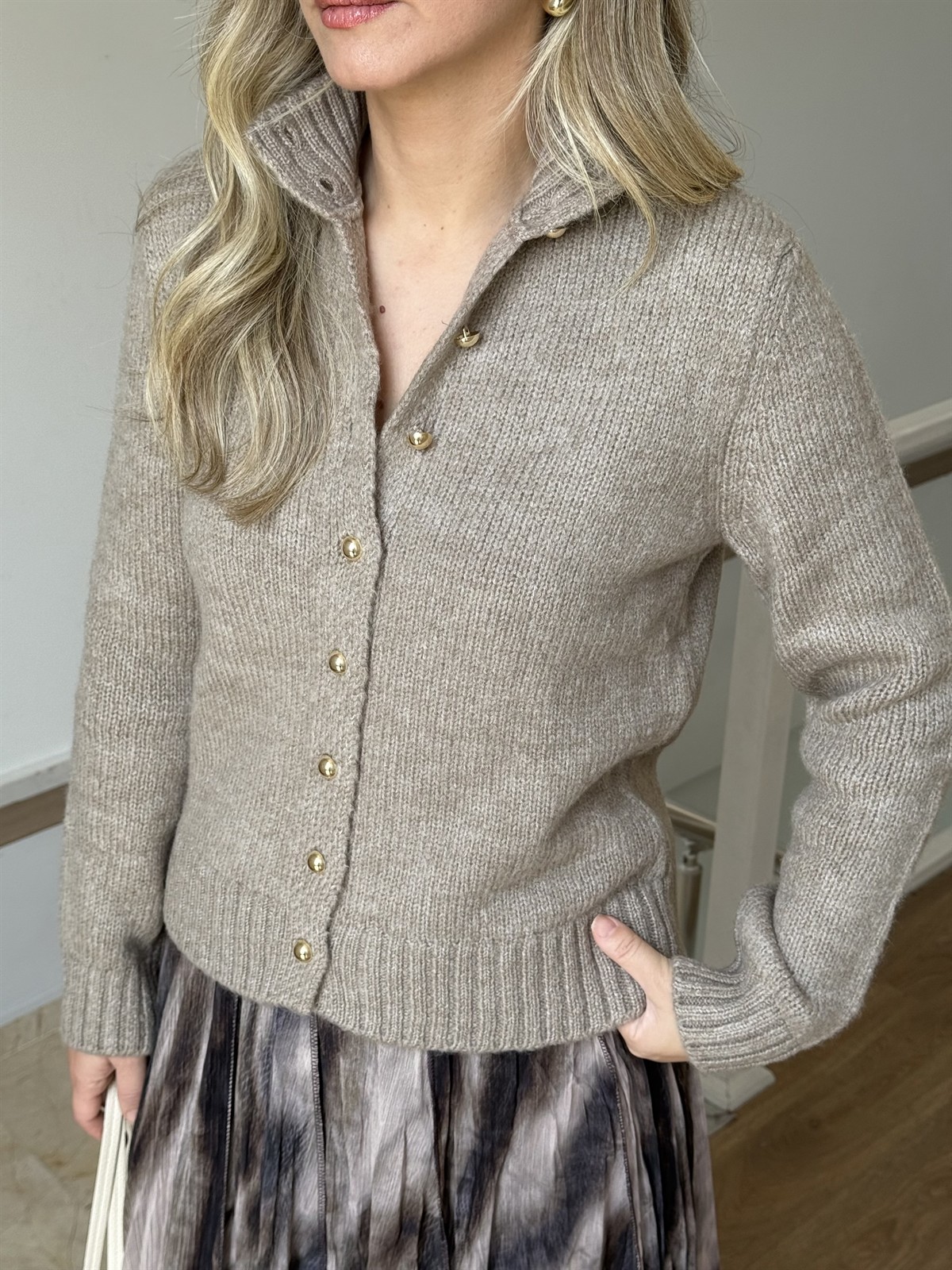 Dik Yaka Gold Düğmeli Triko Hırka - Vizon