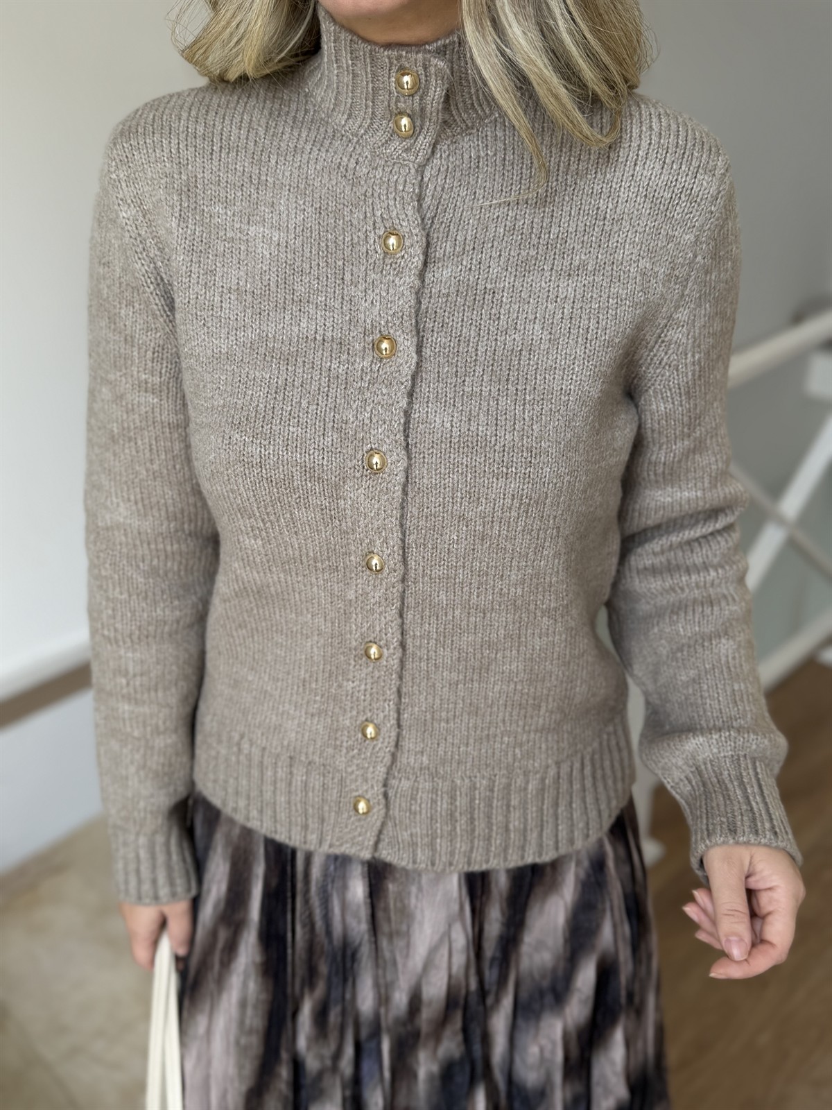 Dik Yaka Gold Düğmeli Triko Hırka - Vizon