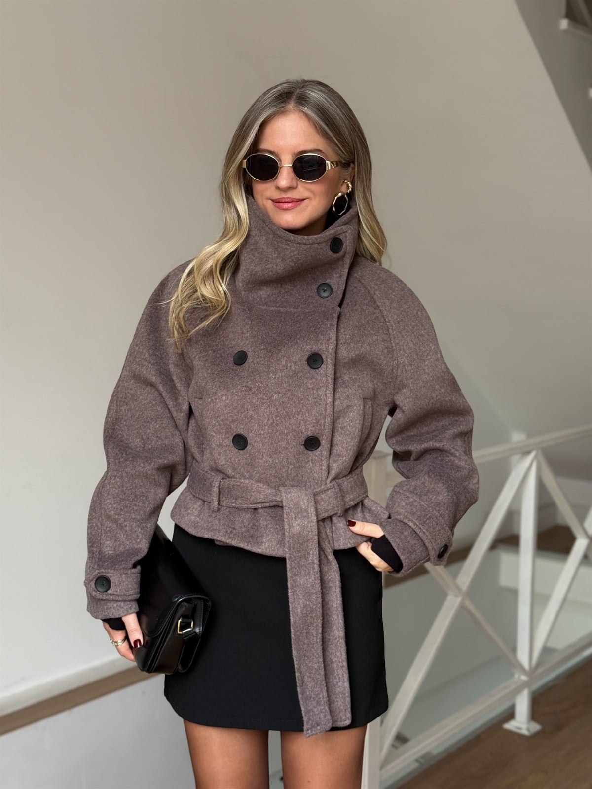 Dik Yaka Kemerli Kısa Kaşe Kaban - Kahverengi 