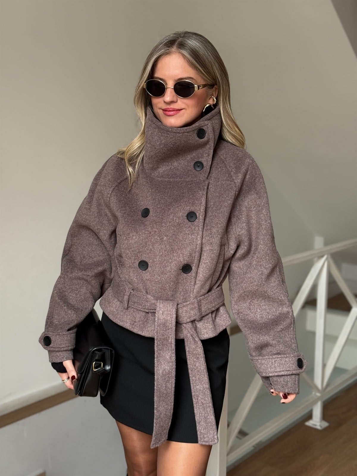 Dik Yaka Kemerli Kısa Kaşe Kaban - Kahverengi 