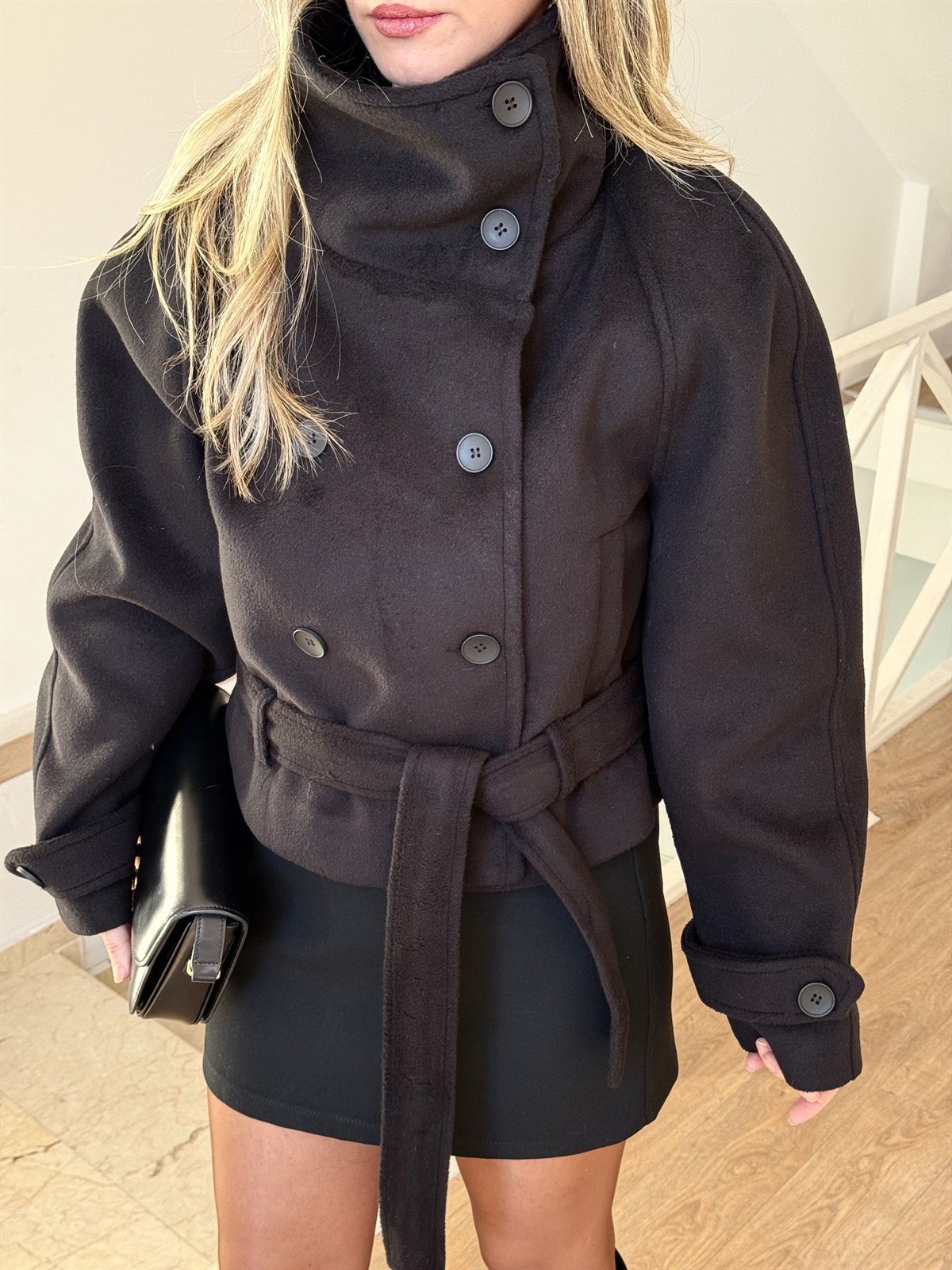 Dik Yaka Kemerli Kısa Kaşe Kaban - Siyah