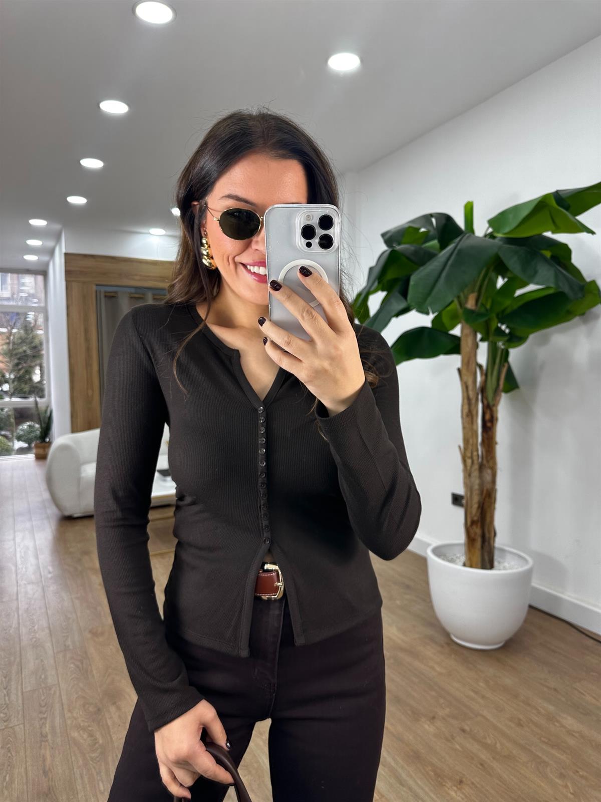 Dilvin Düğme Detaylı Büzgülü Bluz - Koyu Kahve