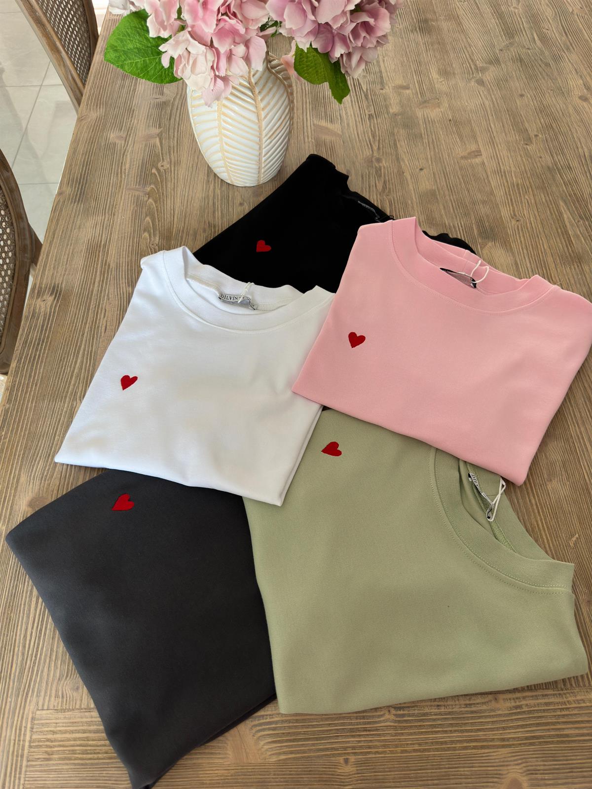 Dilvin Kalp Nakışlı Tişört-Beyaz