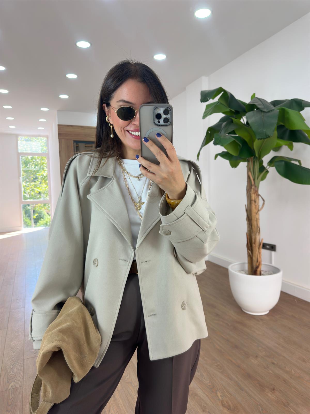 Düğmeli Kruvaze Kısa Trenç - Taş