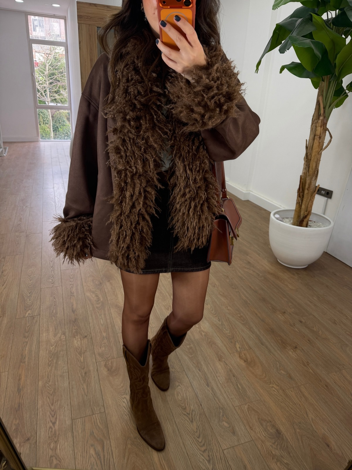 Yakası Kolları Kürklü Süet Ceket 