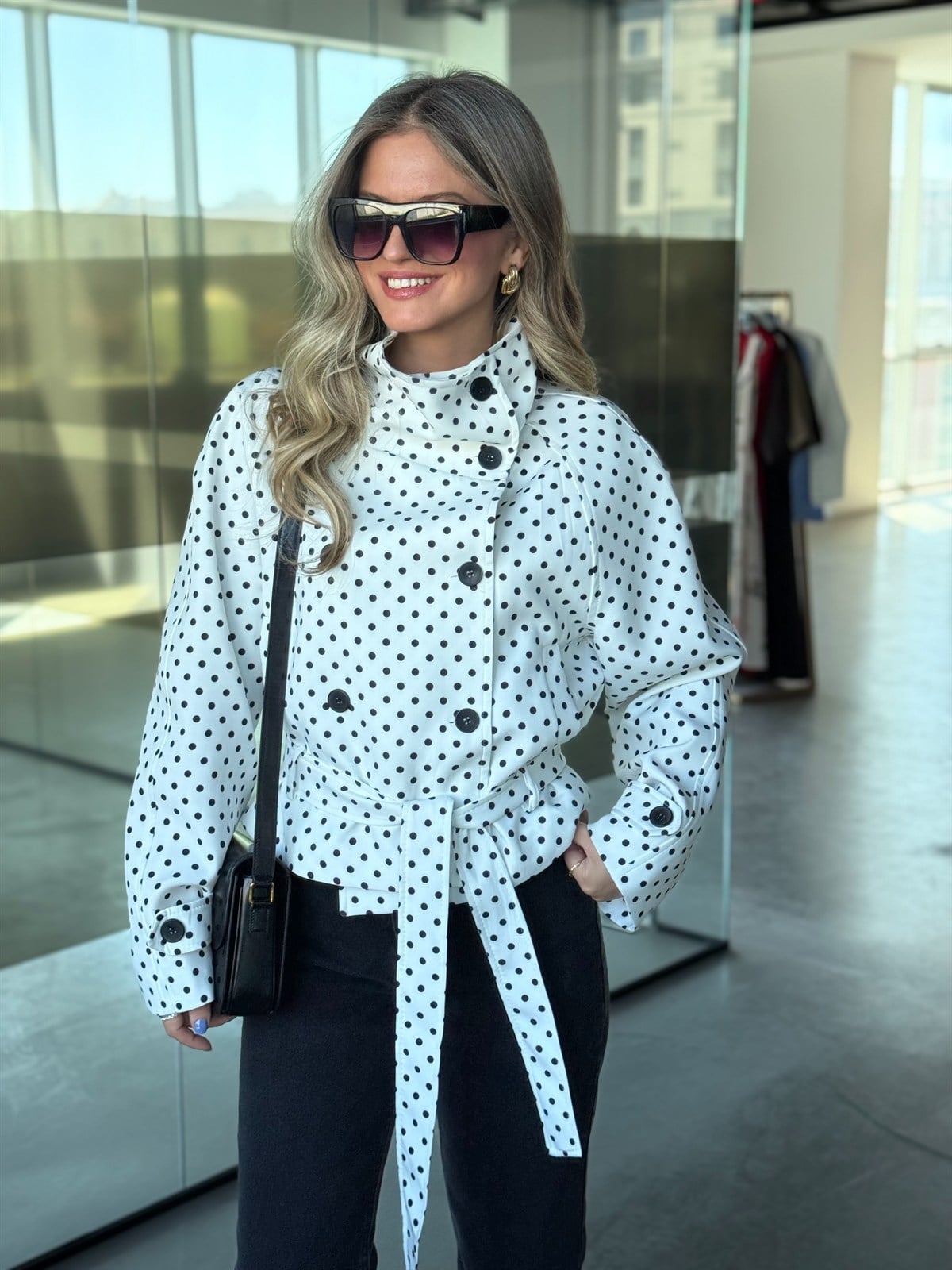 Dik Yaka Puantiyeli Kısa Trenç - Beyaz 