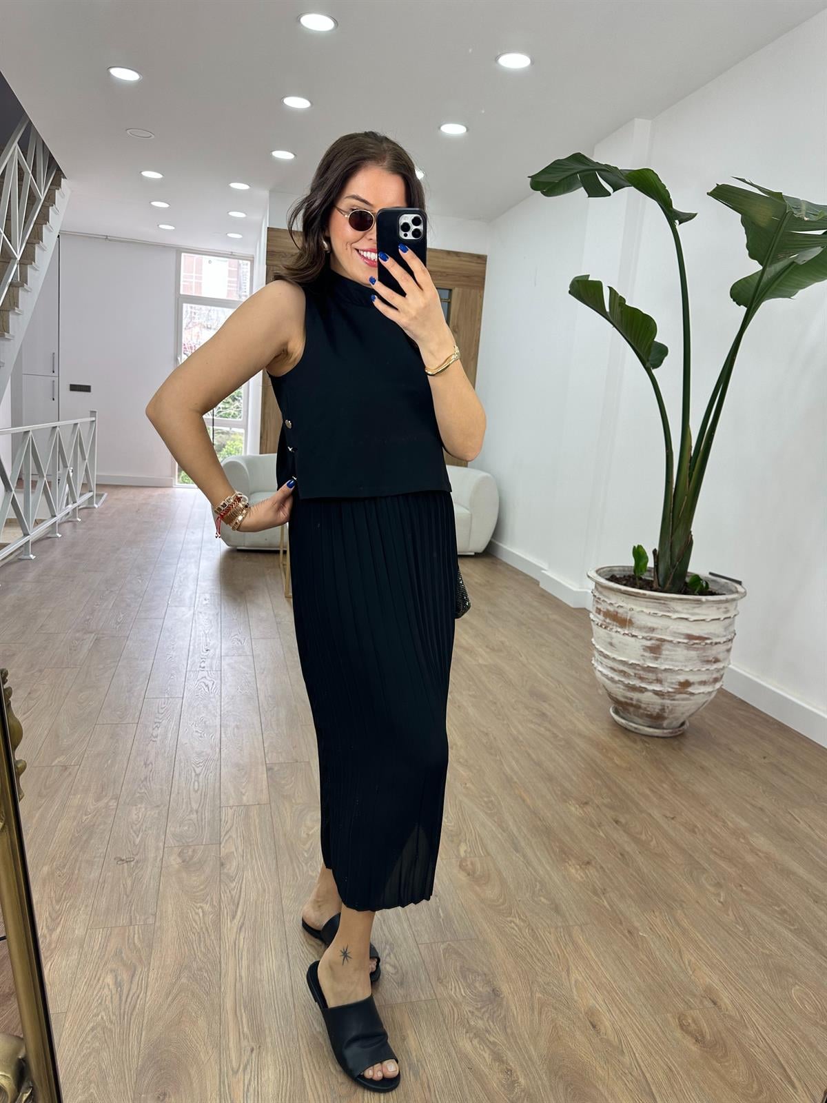 Eteği Piliseli Yanları Düğmeli Elbise