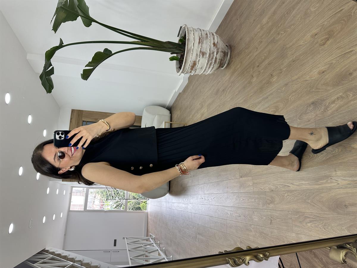 Eteği Piliseli Yanları Düğmeli Elbise