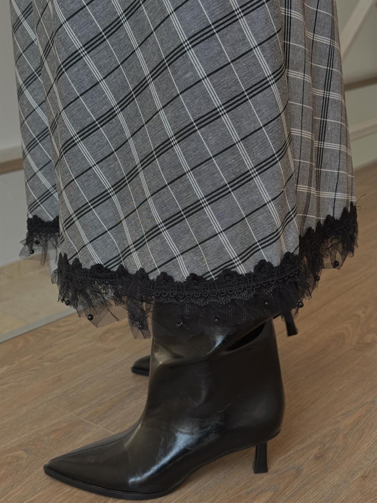 Etek Ucu Dantel Detaylı Ekoseli Midi Etek 