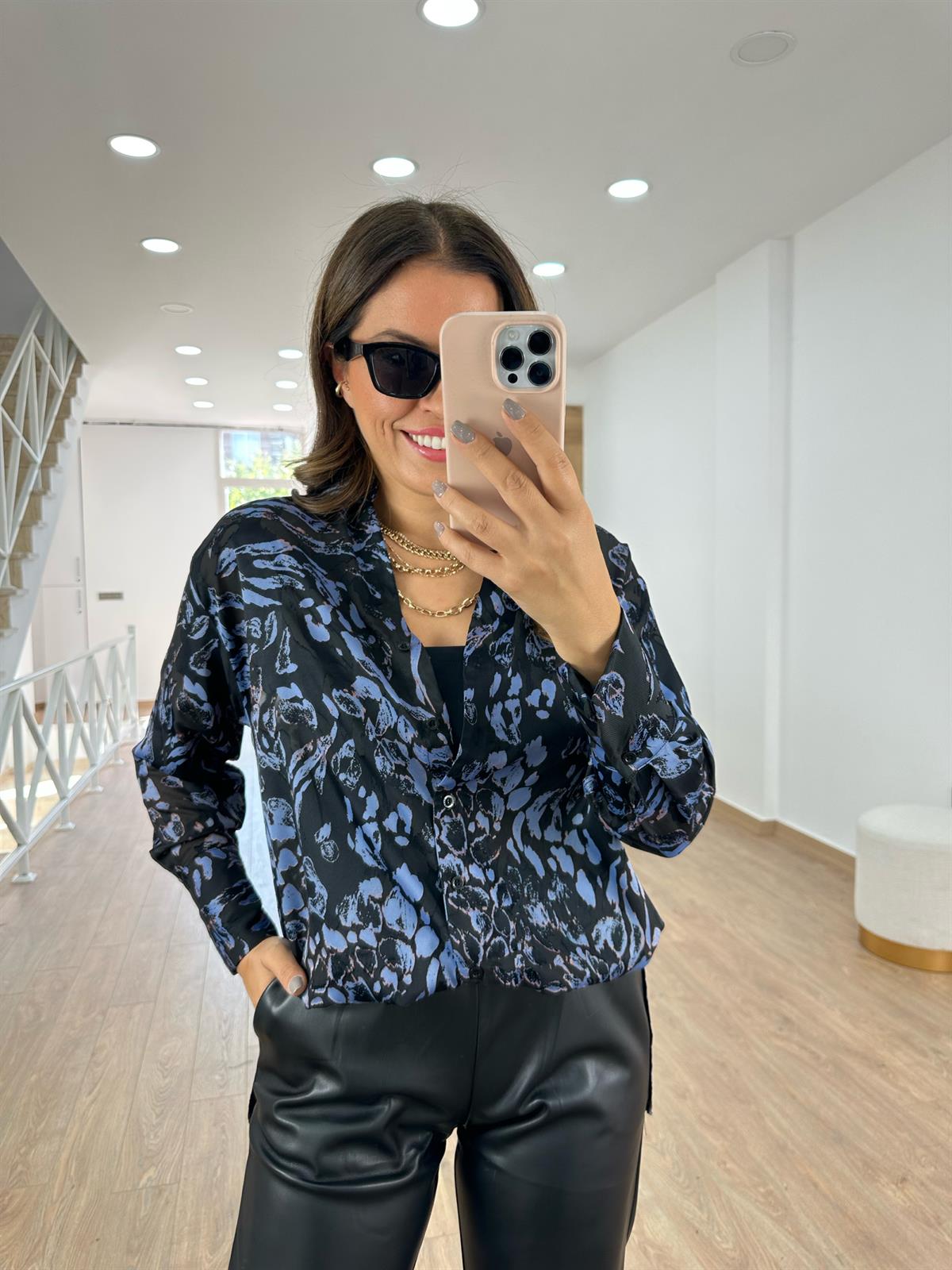 Geniş Manşetli Saten Baskılı Şifon Gömlek-Mavi