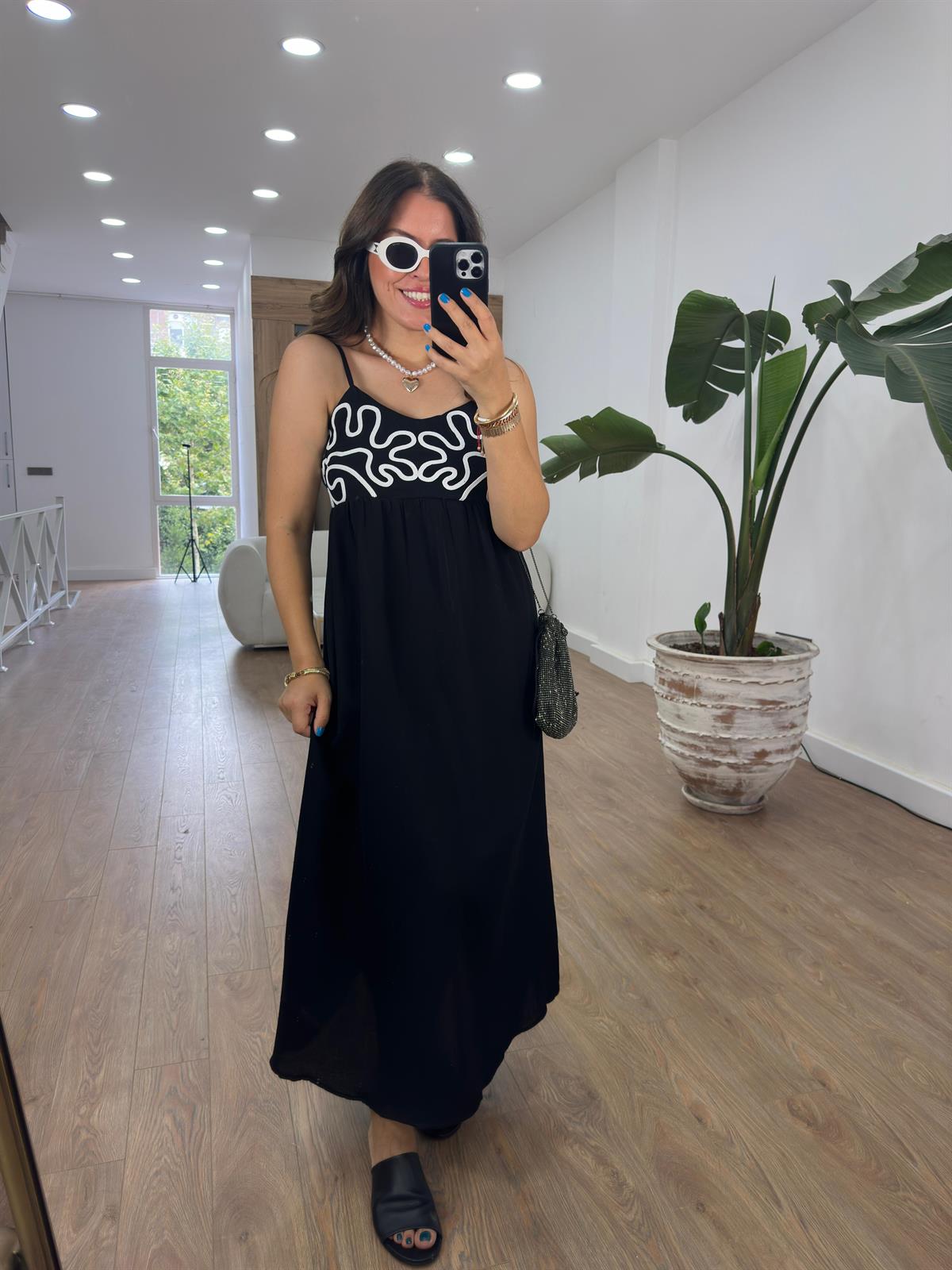 Göğüsü İşlemeli Müslin Elbise-Siyah