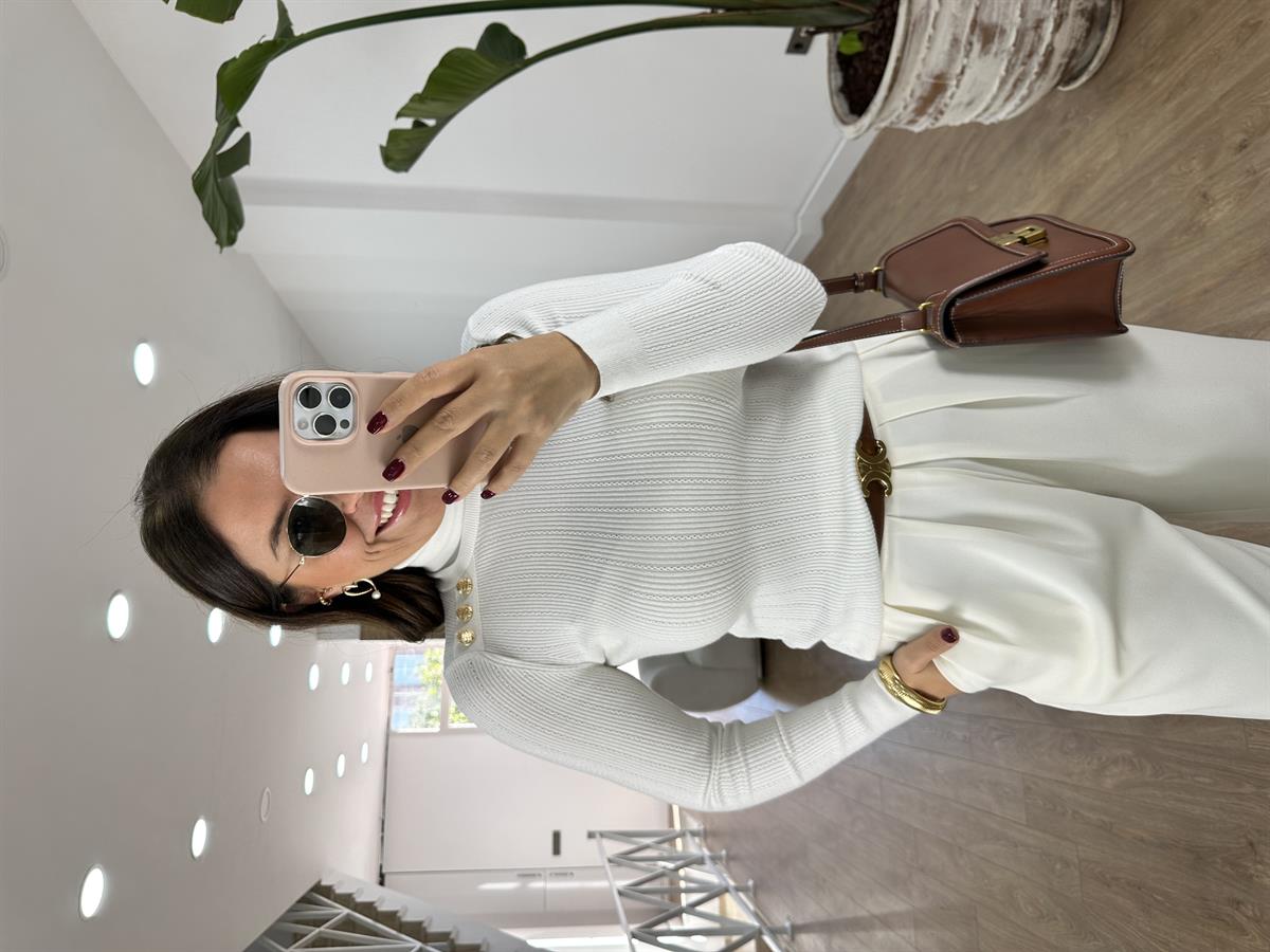 Gold Düğmeli Balıkçı Yaka Triko Kazak-Beyaz