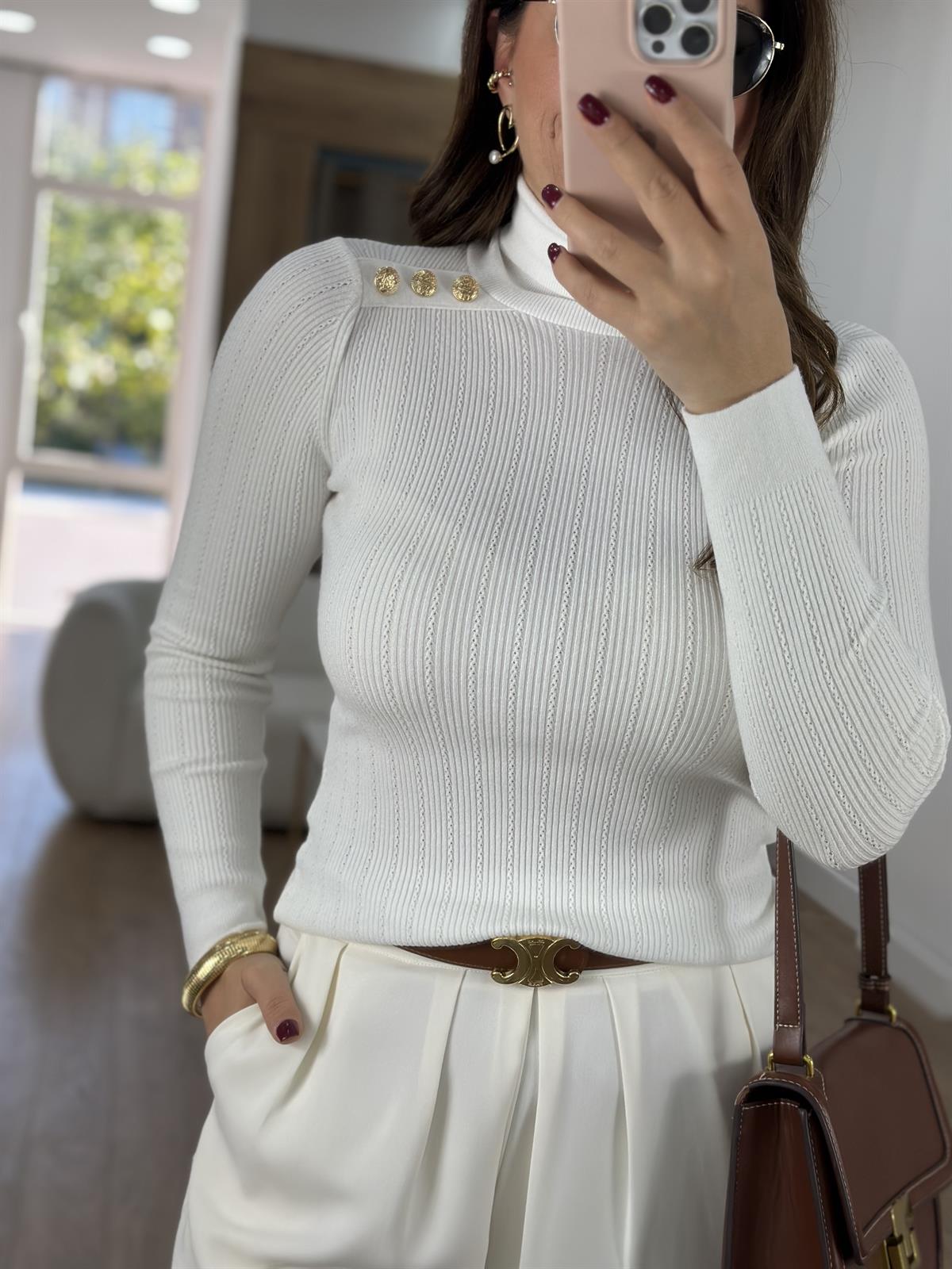 Gold Düğmeli Balıkçı Yaka Triko Kazak-Beyaz