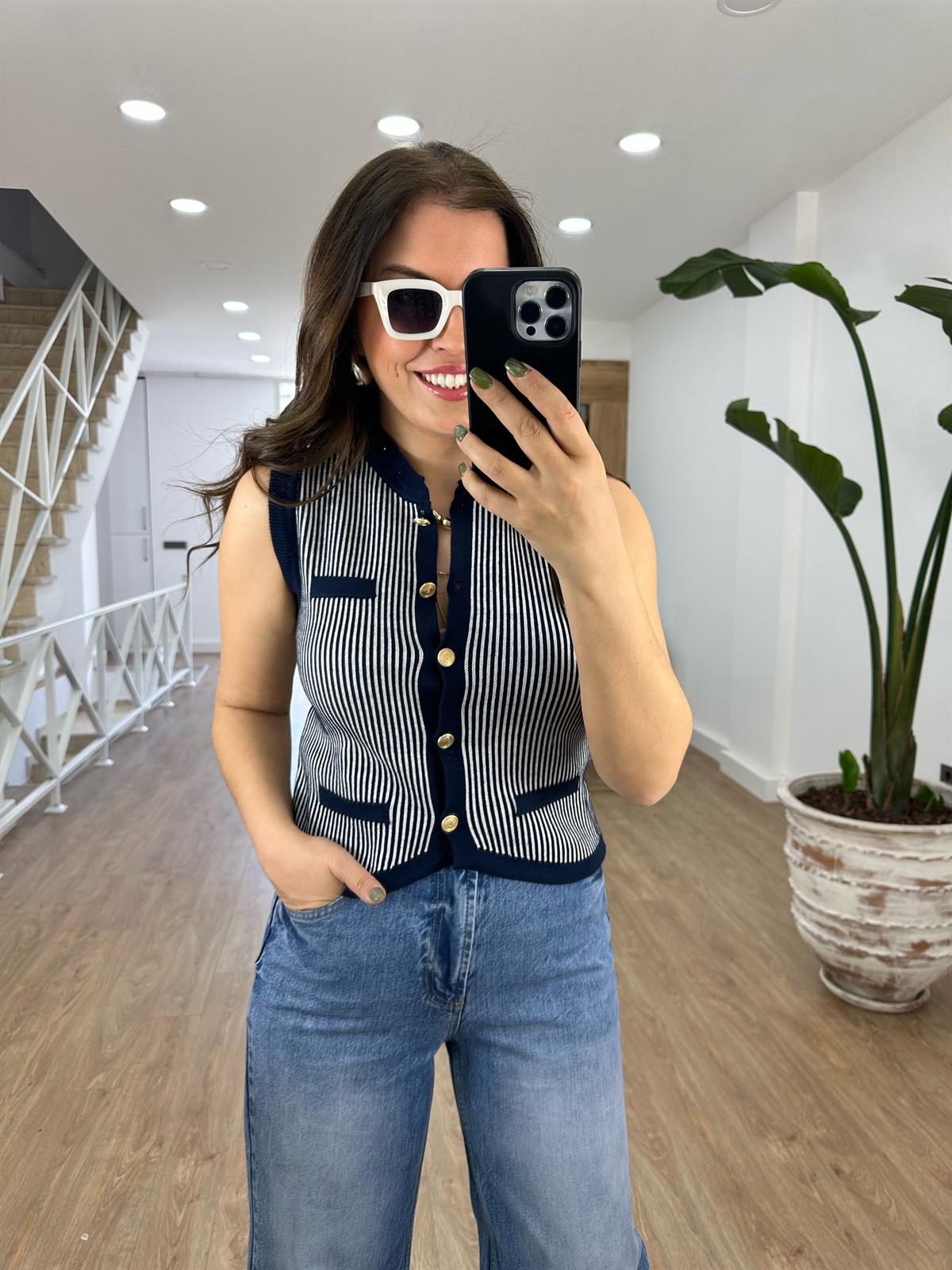 Gold Düğmeli Çizgili Triko Yelek