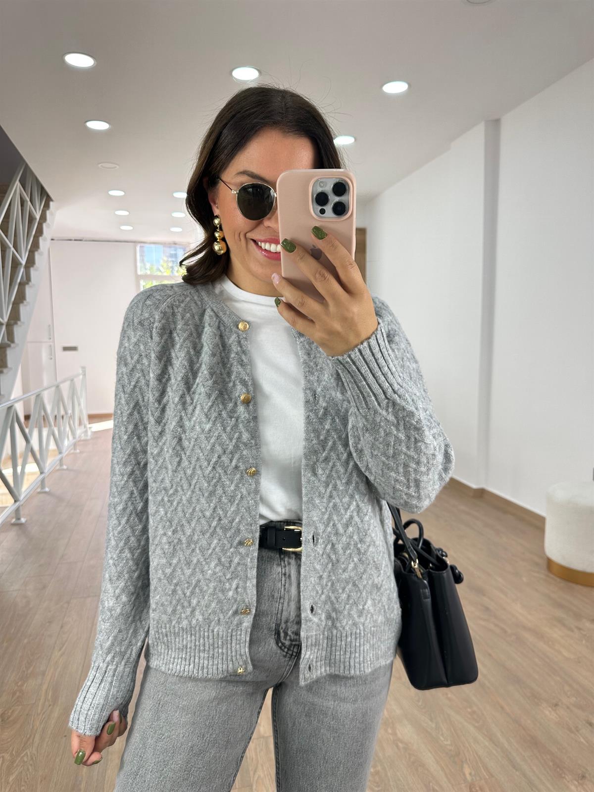 Gold Düğmeli Kabartmalı Yumoş Hırka- Gri