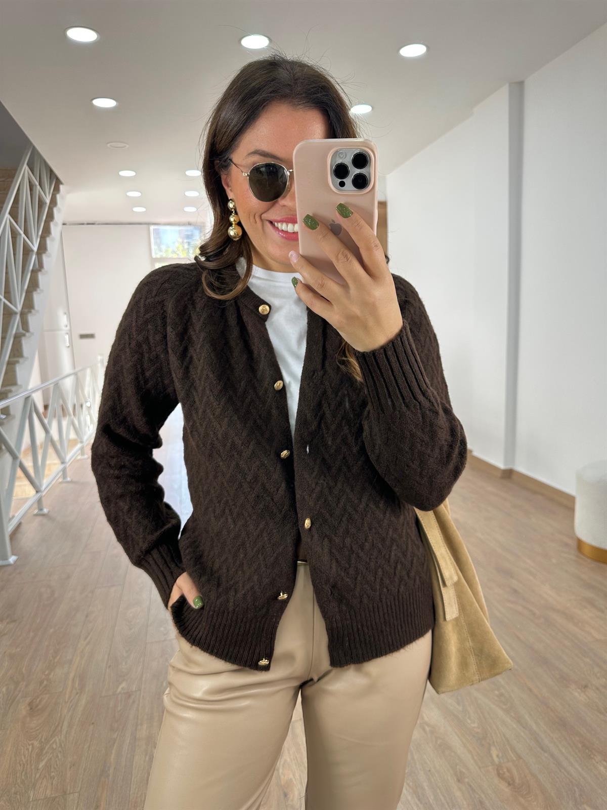 Gold Düğmeli Kabartmalı Yumoş Hırka-Kahverengi