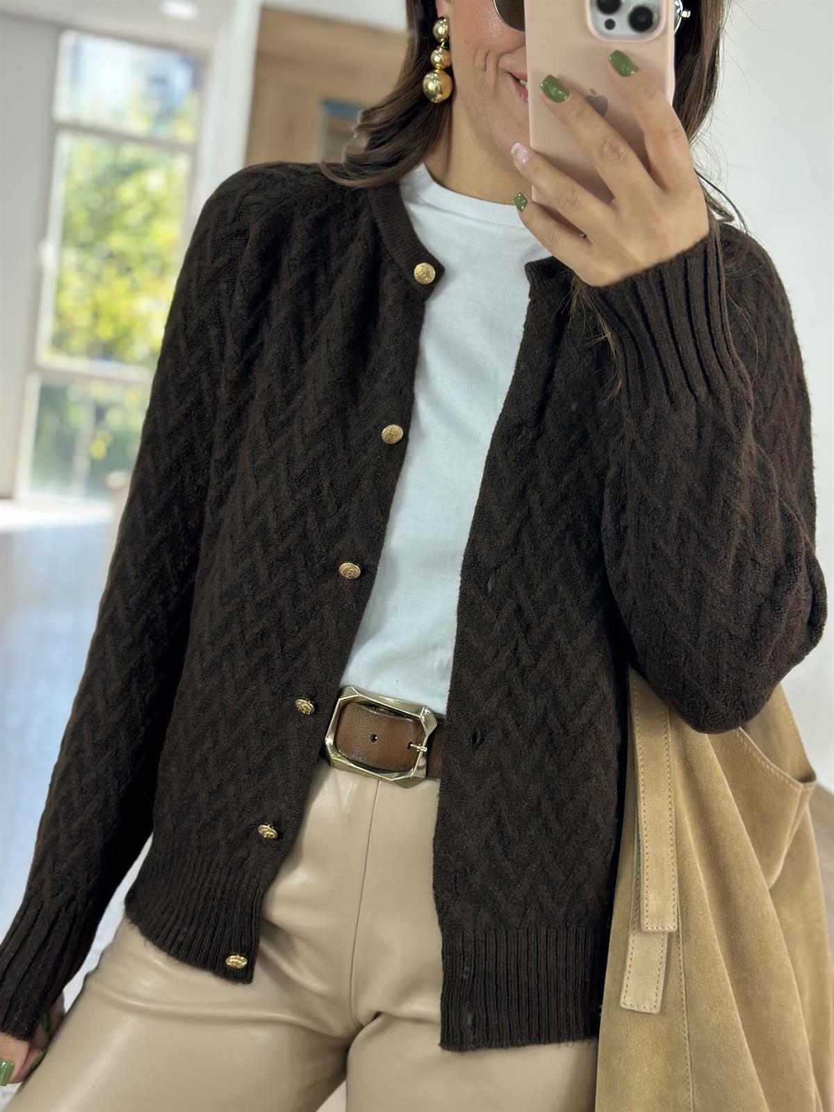 Gold Düğmeli Kabartmalı Yumoş Hırka-Kahverengi