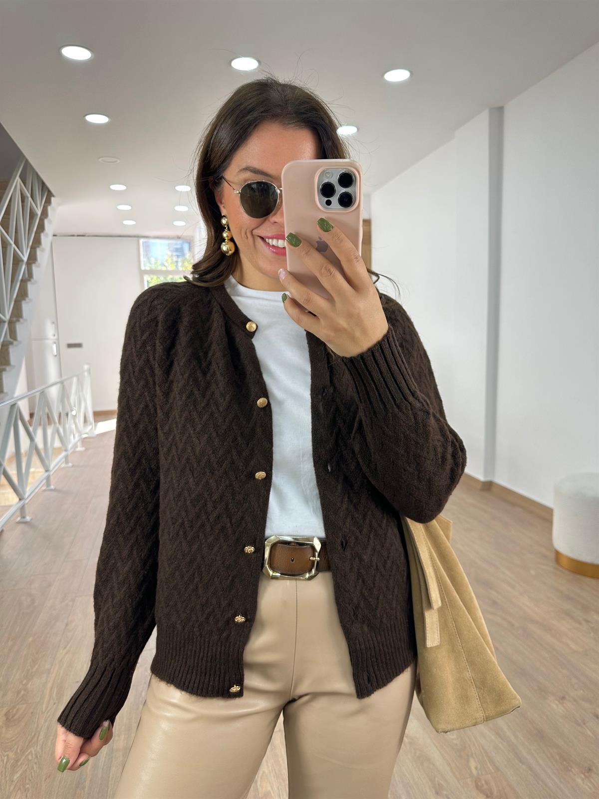 Gold Düğmeli Kabartmalı Yumoş Hırka-Kahverengi