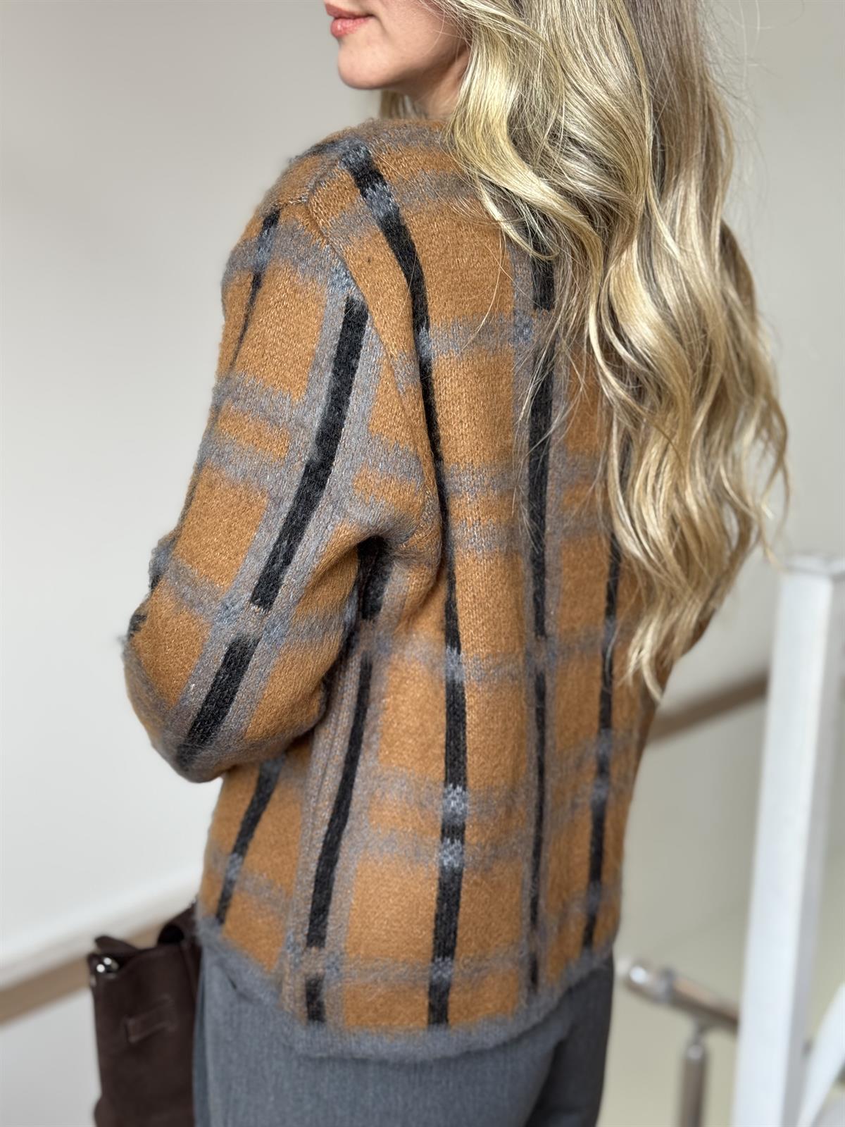 Gold Düğmeli Kareli Şardonlu Hırka 