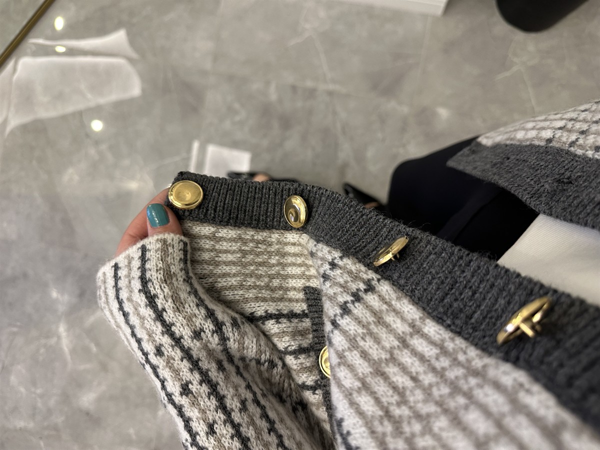 Gold Düğmeli Kaz Ayağı Desen Hırka 