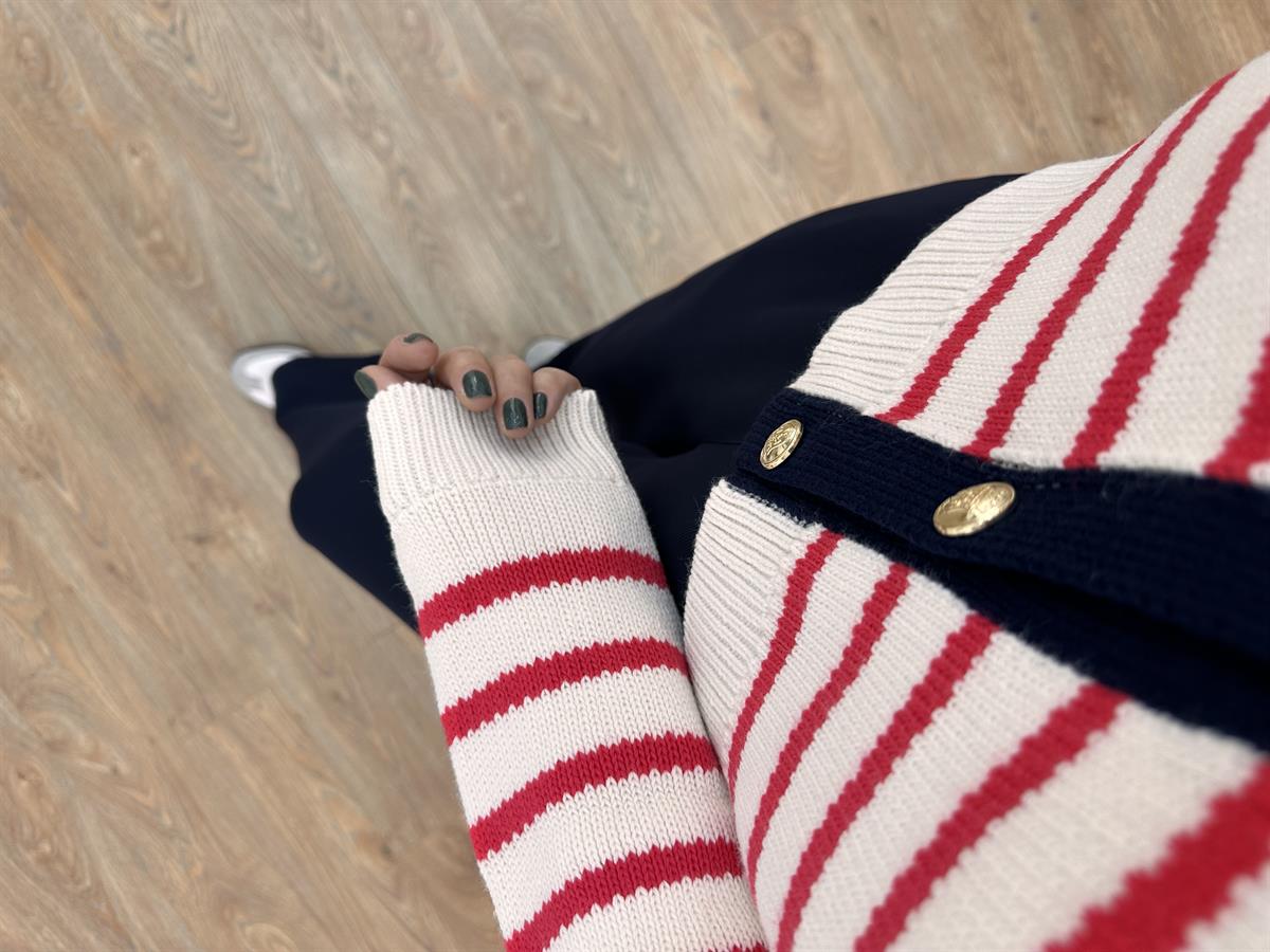 Gold Düğmeli Kırmızı Çizgili Triko Hırka 