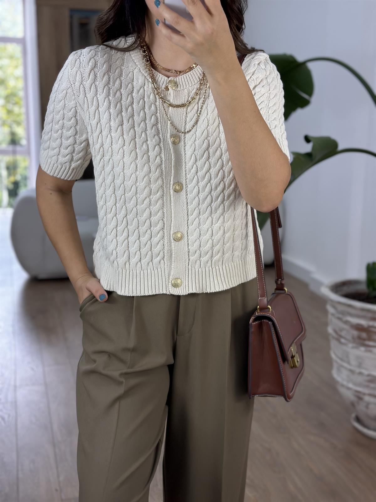 Gold Düğmeli Örgü Desenli Hırka - Ekru