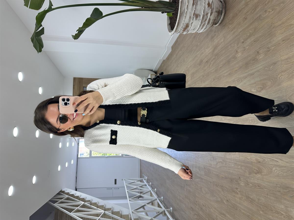 Gold Düğmeli Örgü Detaylı Ekru Hırka