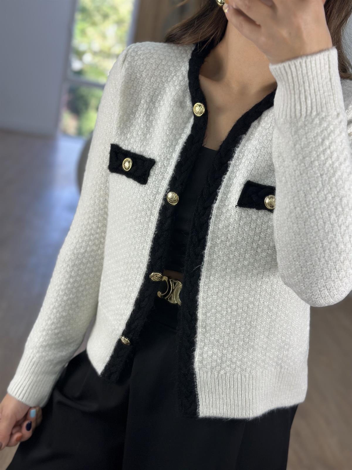 Gold Düğmeli Örgü Detaylı Ekru Hırka