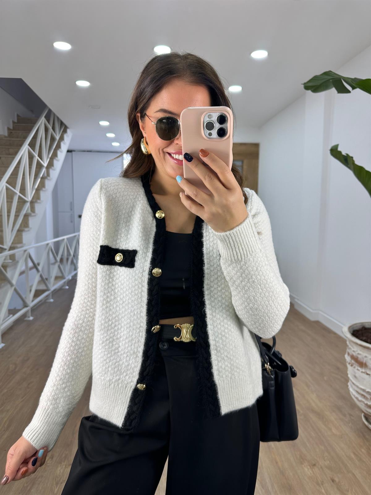 Gold Düğmeli Örgü Detaylı Ekru Hırka