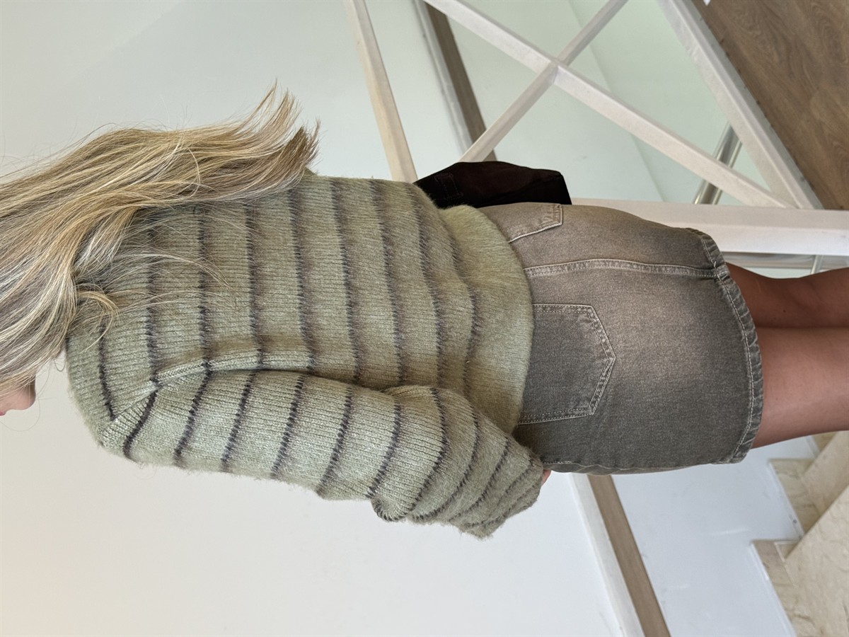 Gold Düğmeli Şardonlu İnce Çizgili Hırka 