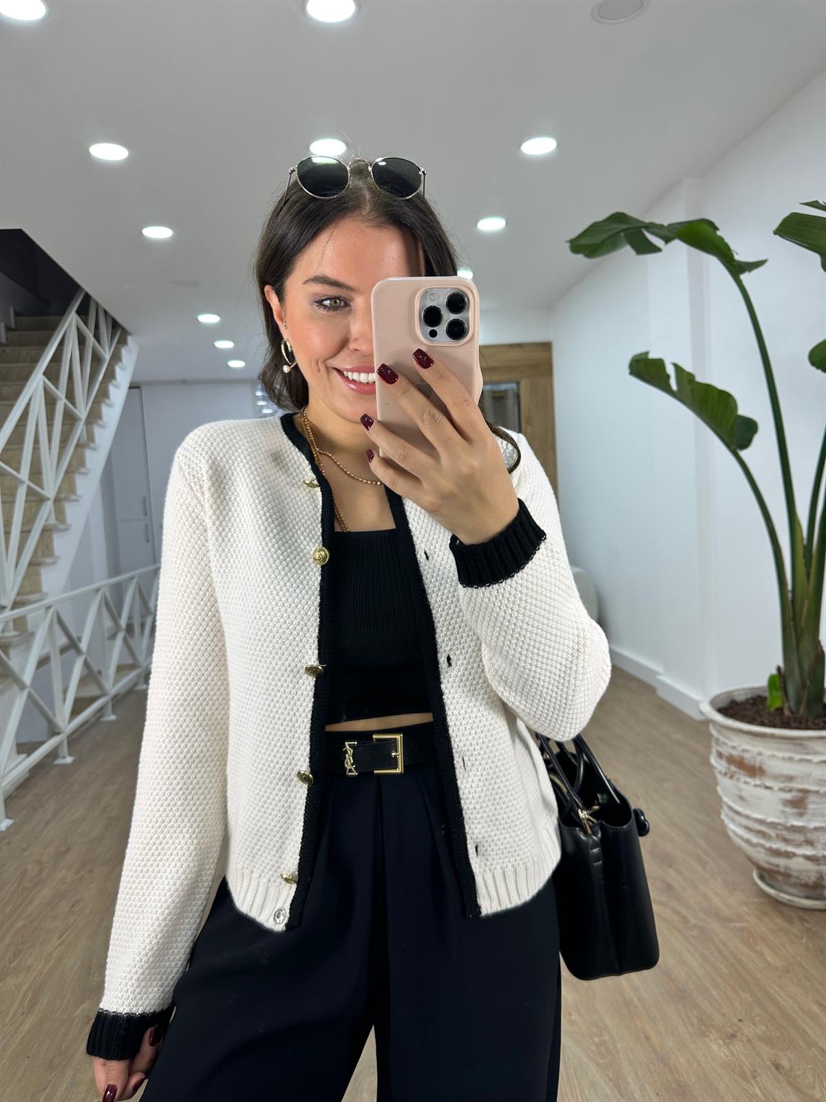 Gold Düğmeli Vatkalı İki Renk Hırka-Ekru