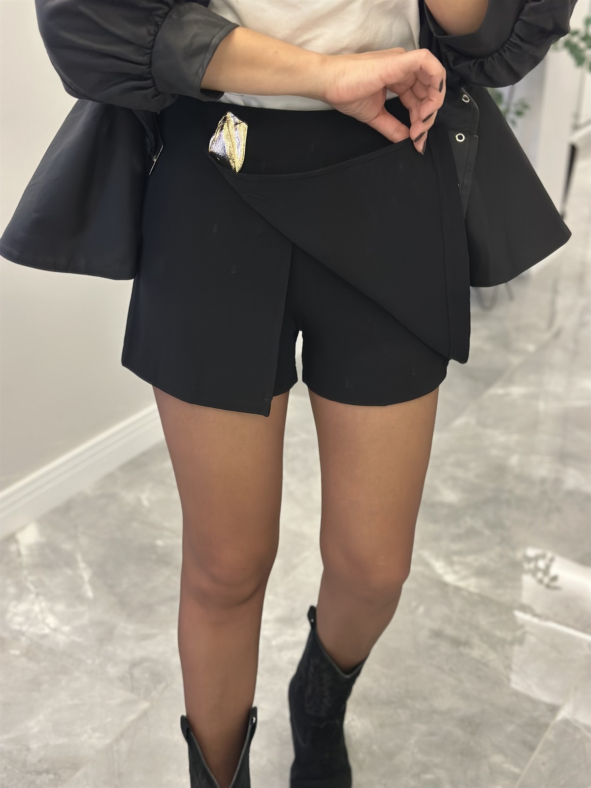 Gold Toka Detaylı Şort Etek - Siyah