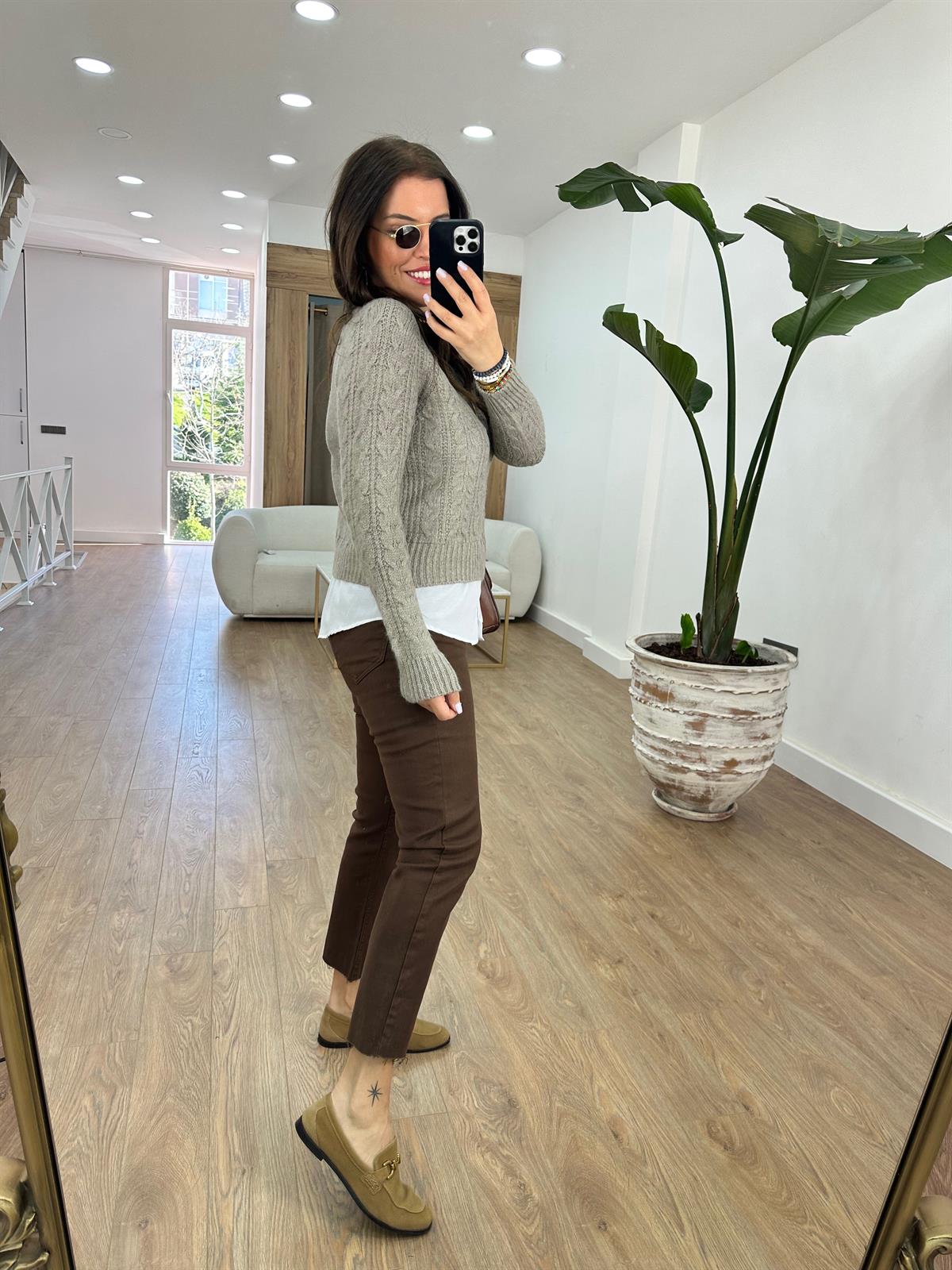 Gömlek Detaylı Saç Örgülü Kazak-Vizon