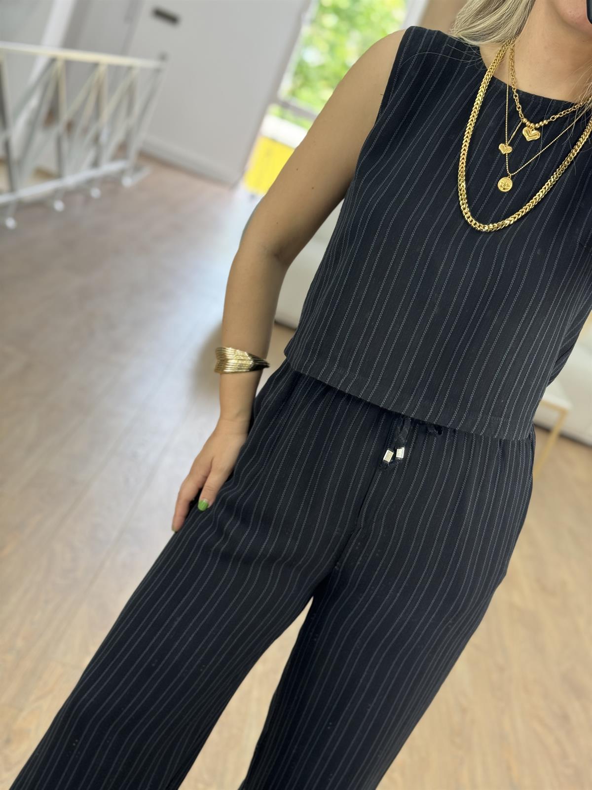 Gri Çizgili Sıfır Kol Siyah Takım