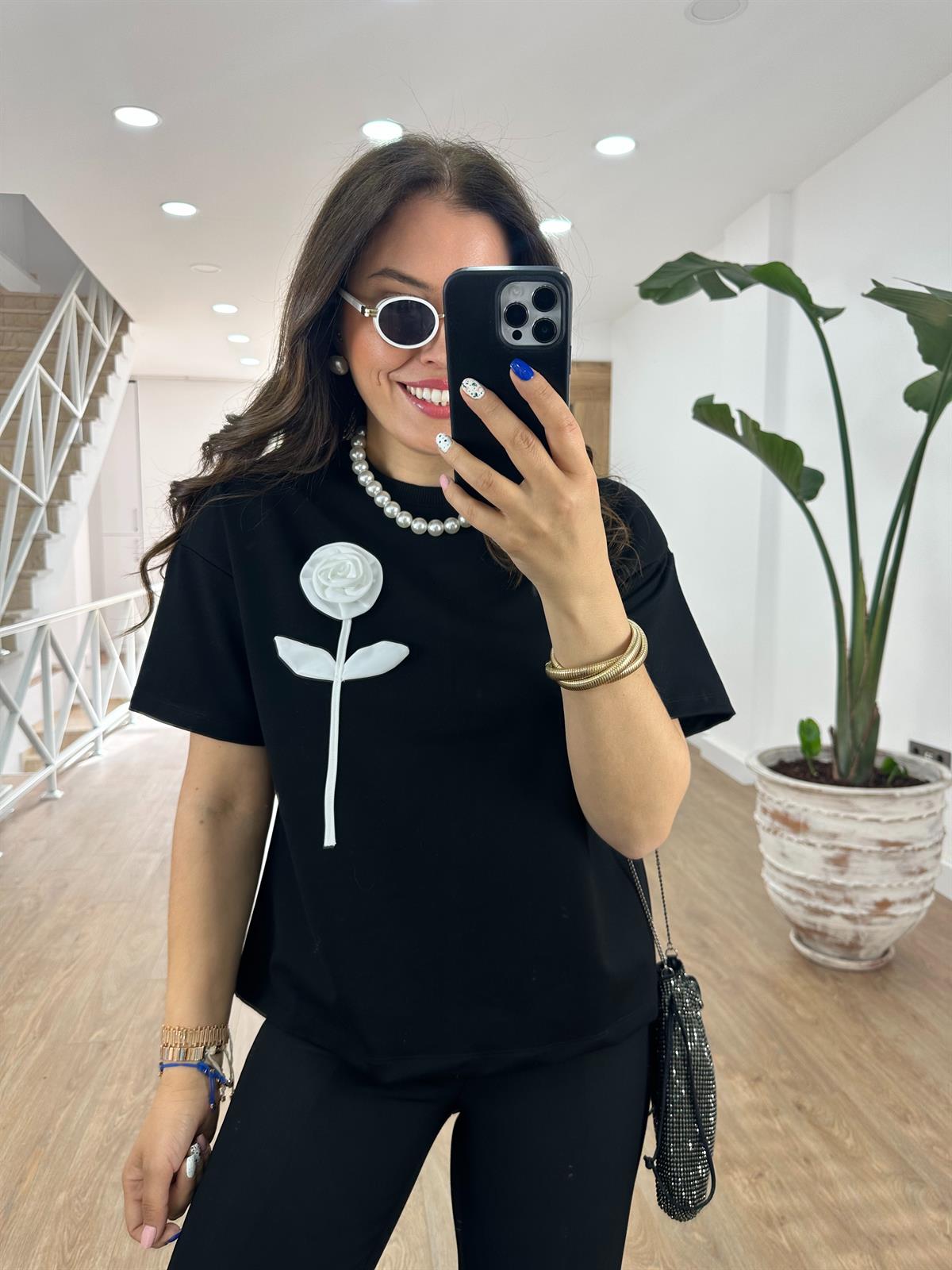 Gül Aksesuarlı Tok Dokuda Tişört