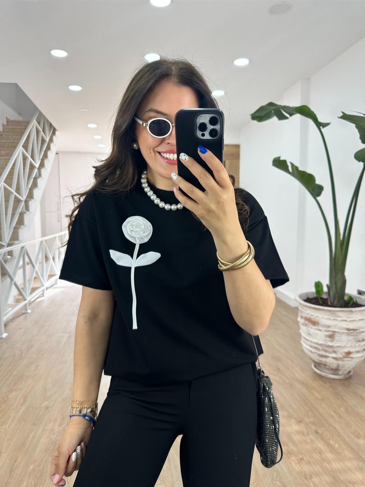 Gül Aksesuarlı Tok Dokuda Tişört