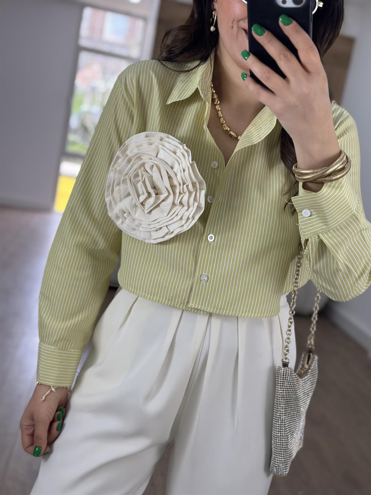 Gül Broşlu Çizgili Crop Gömlek
