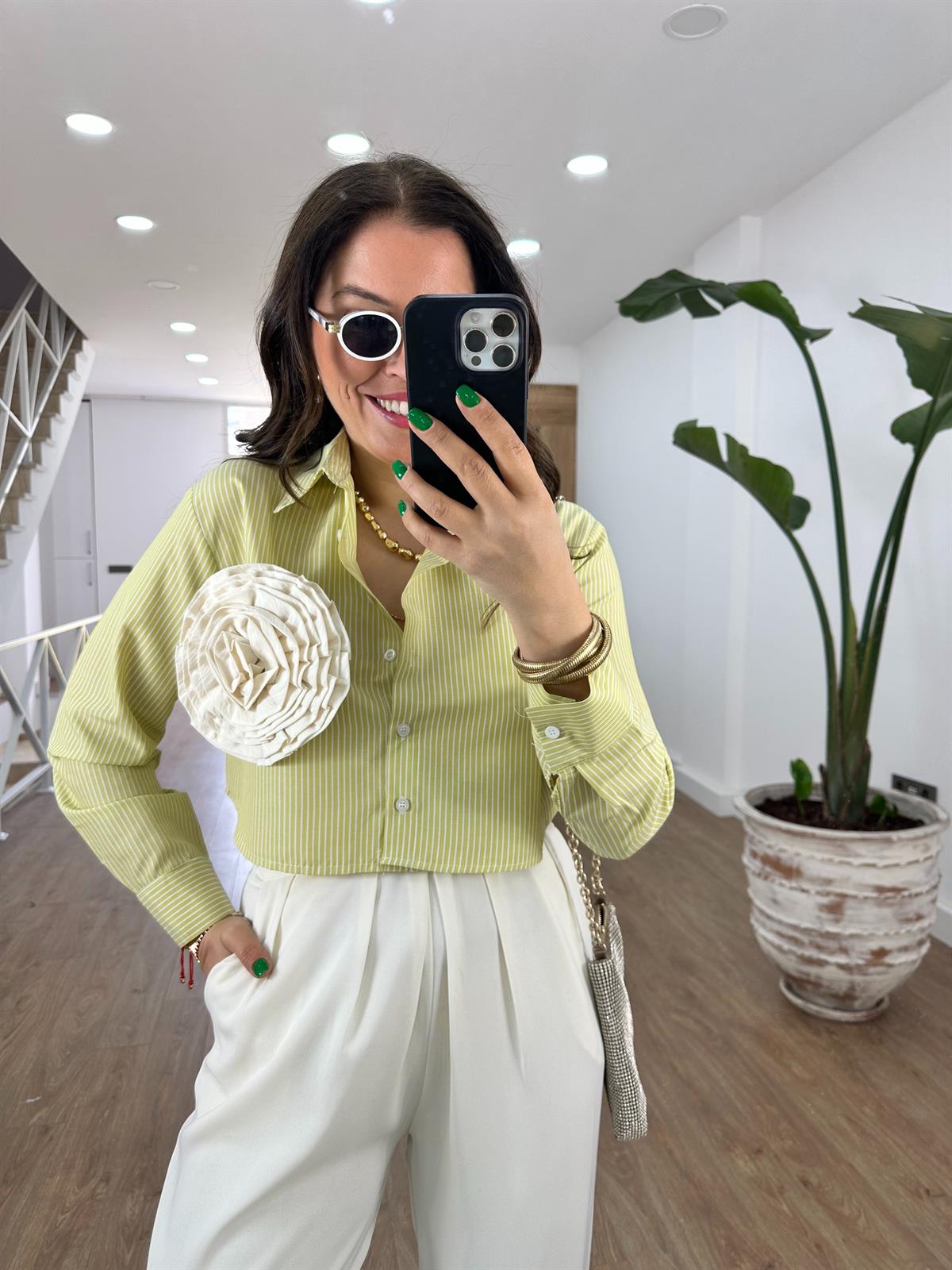 Gül Broşlu Çizgili Crop Gömlek