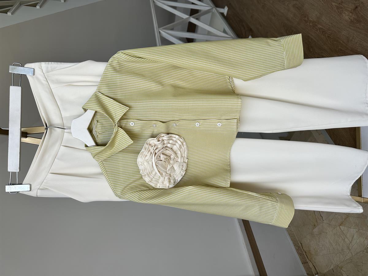 Gül Broşlu Çizgili Crop Gömlek